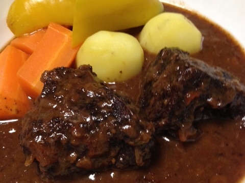 濃厚ソース!牛ほほ肉の赤ワイン煮込み